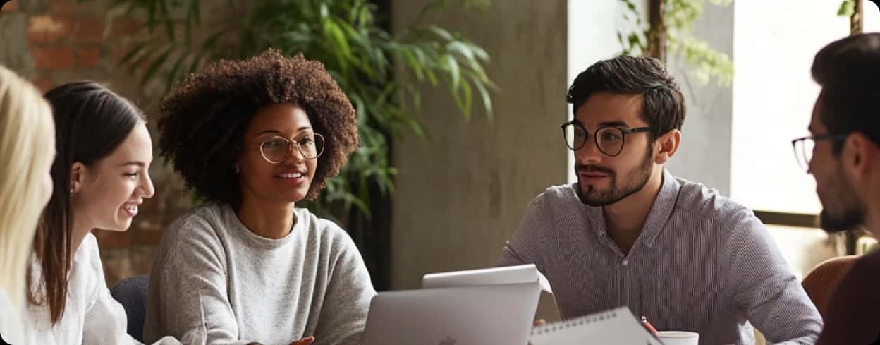 Equipe reunida discutindo a estrutura de impressão da empresa