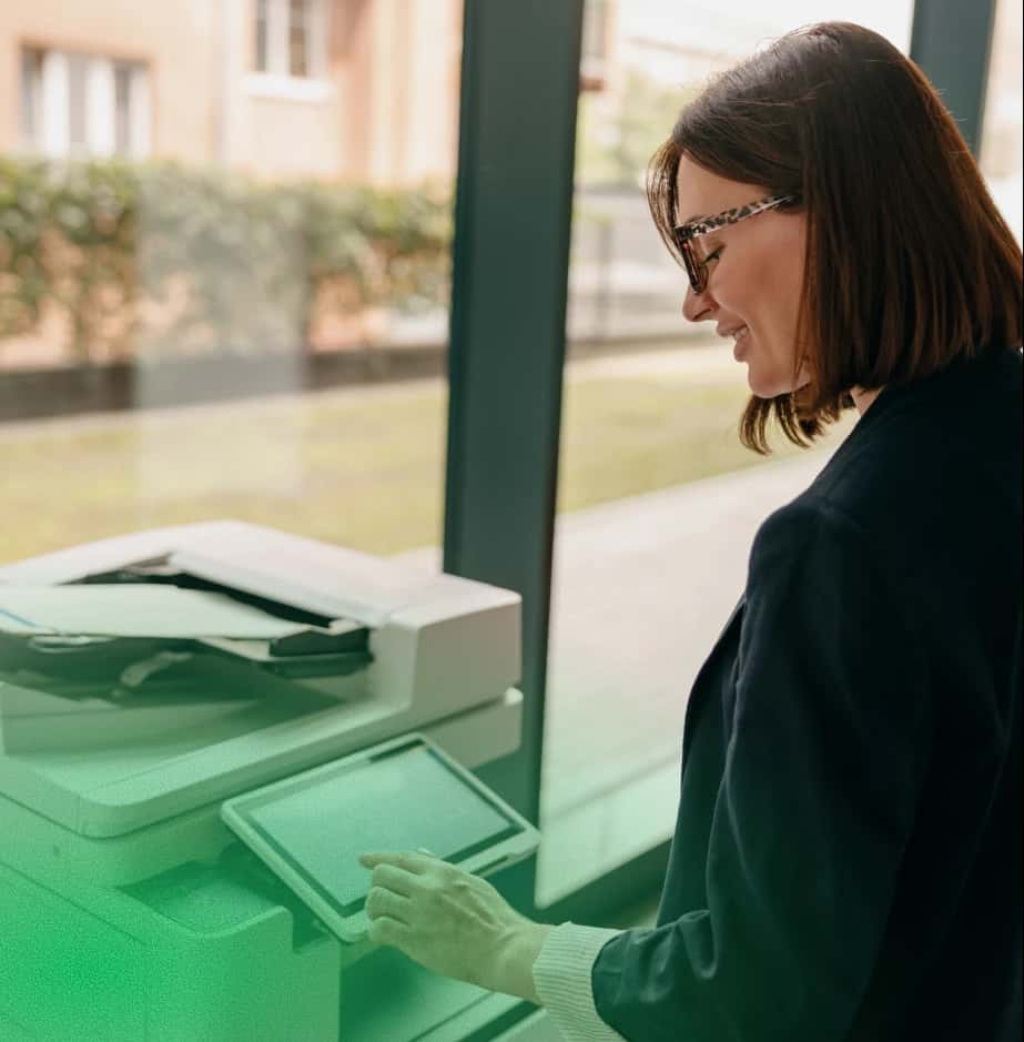 Profissional operando uma impressora multifuncional em um escritório